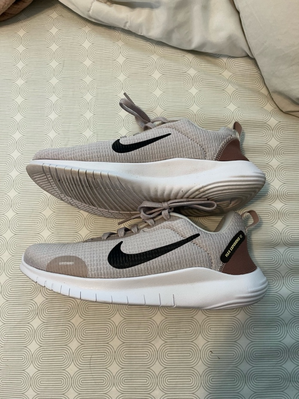 Nike Flex Experience Run 12 women’s sz 6.5 Lavender and cream